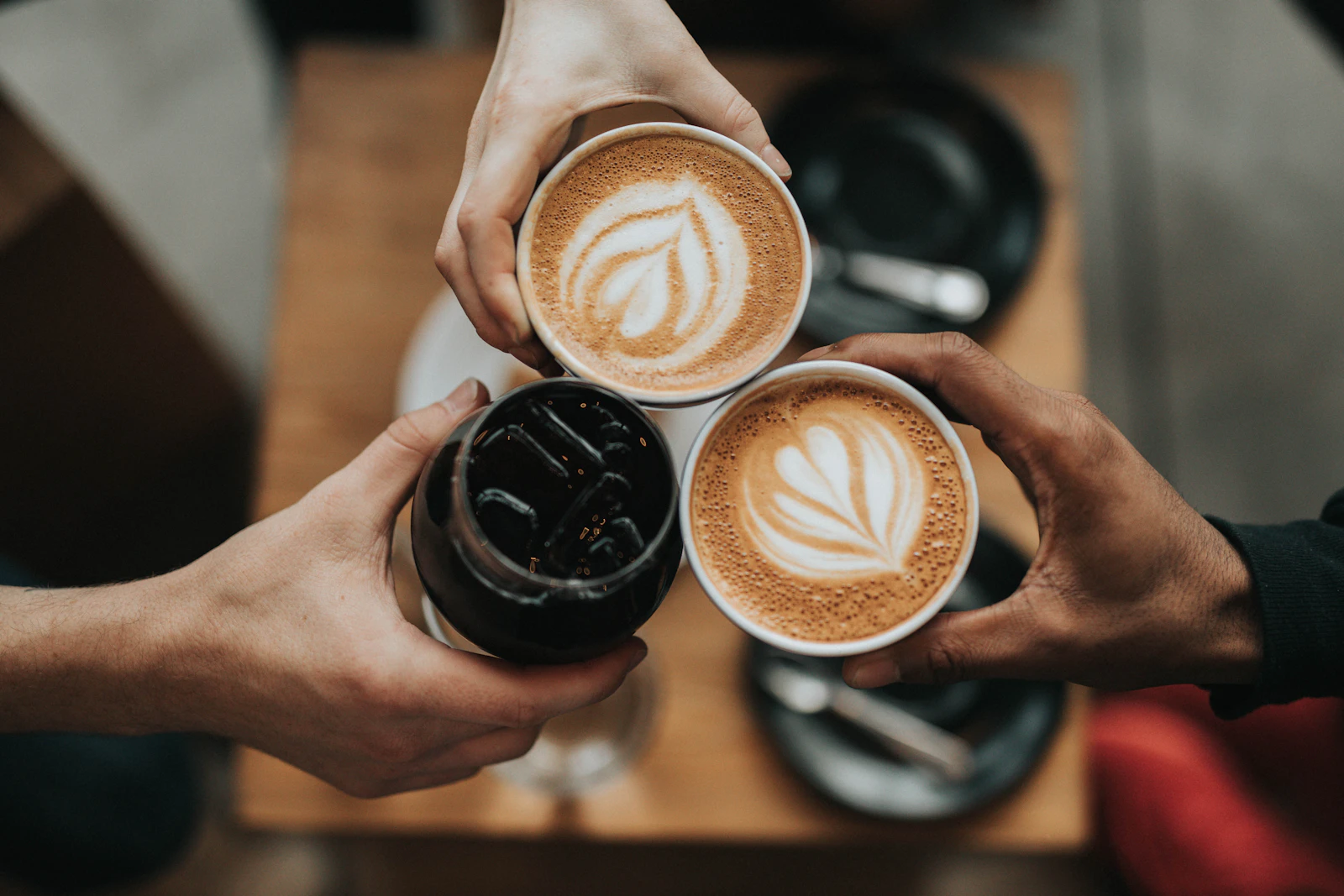 Barista die vers gemalen koffie in een papieren meeneembeker schenkt