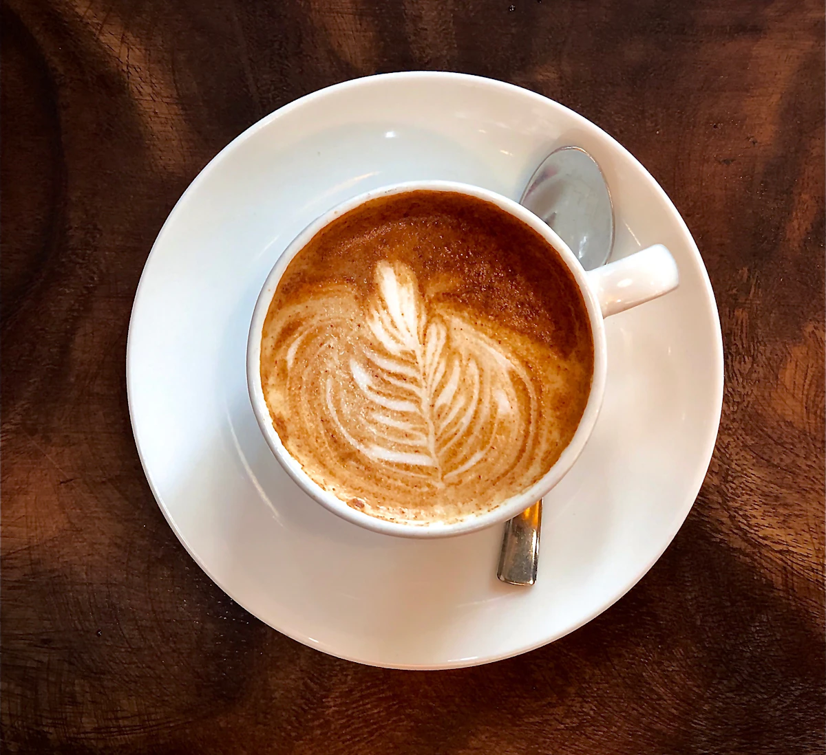 Cappuccino met bladvorm in de melkschuim