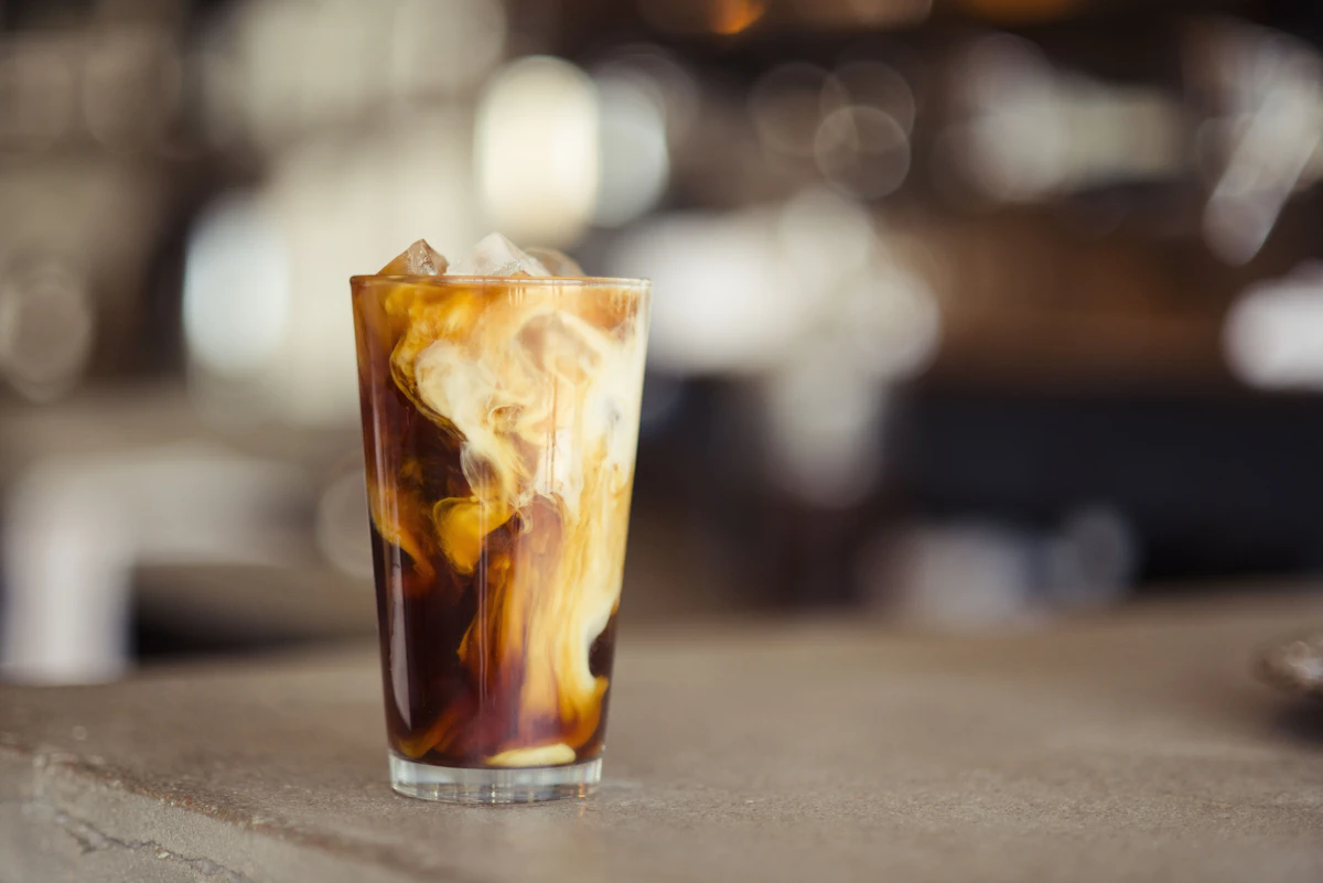Koffie met huisgemaakt gebak op een houten tafel
